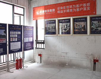 先彈線后再開(kāi)槽，開(kāi)槽時(shí)必須橫平豎直