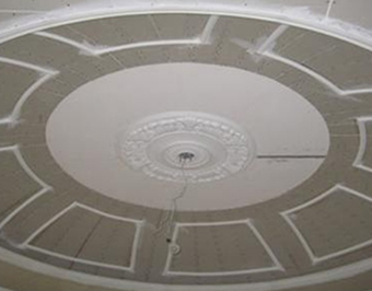 在鋪貼玻化磚和微晶石上墻時(shí)，必須用重型粘結(jié)劑鋪設(shè)